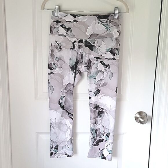 Apana Floral Gray Yoga Athletic Workout Capri Leggings - Size XS - Picture 1 of 14